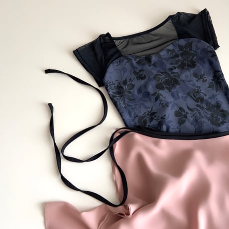 Moonlit Bloom（ムーンリットブルーム） B neck / Half Sleeve　④