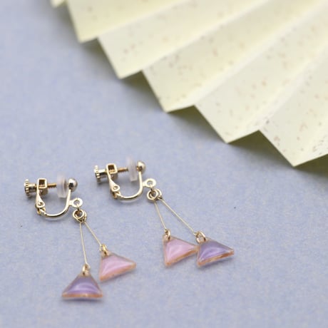 揺れるちっちゃな三角【美濃和紙のイヤリング/ピアス】ピンク×藤色