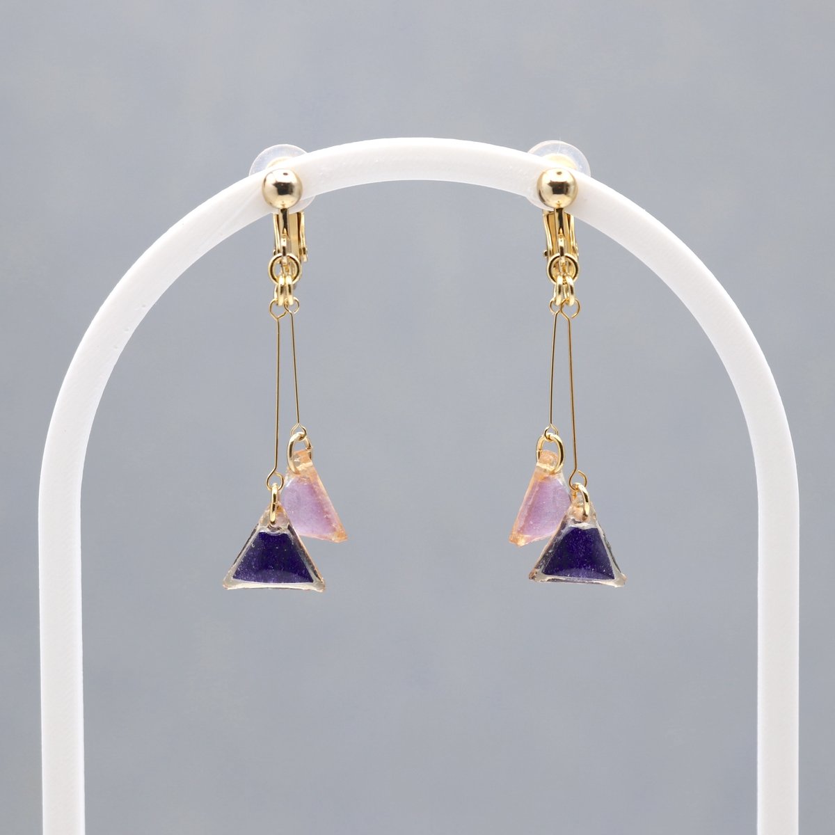 hazama ピン・ビー・ピアス purple 揺れるちっちゃな三角【美濃和紙のイヤリング/ピアス】深紫×藤