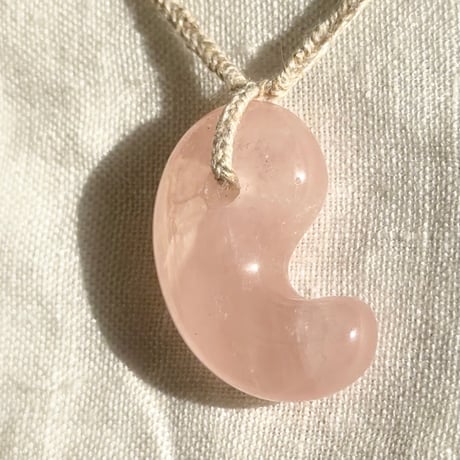 ローズクォーツ◎神結勾玉ペンダント・ 大 (1)