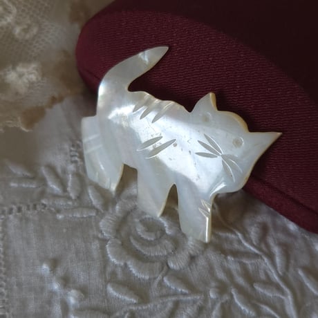 マザーオブパール猫のブローチ