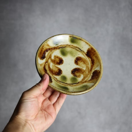5寸皿 デイゴ唐草 緑 茶 やちむん 陶器 陶芸こまがた:7006013