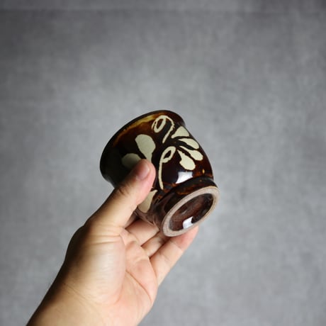 湯呑 飴釉 蝋抜 唐草 やちむん 陶器 真南風工房:7011021