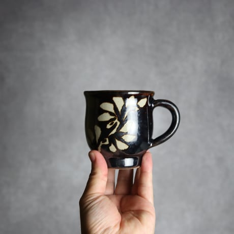 マグカップ 飴釉 蝋抜 唐草 やちむん 陶器 真南風工房:7011022