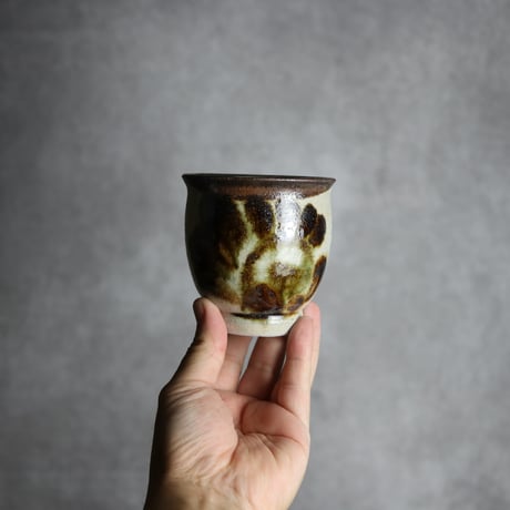 湯呑1 黒呉須釉 唐草  やちむん 陶器 榮一工房:7013078