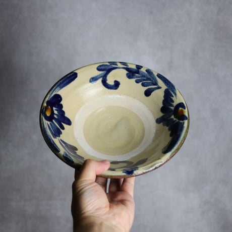 7寸皿1 呉須 飴釉 菊花唐草 やちむん 陶器 北窯 宮城正享工房:7005007