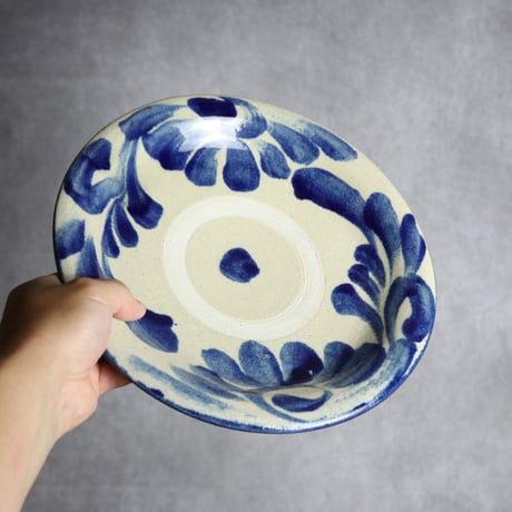 8寸皿1 呉須釉  菊花唐草 やちむん 陶器 北窯 松田共司工房:70040010