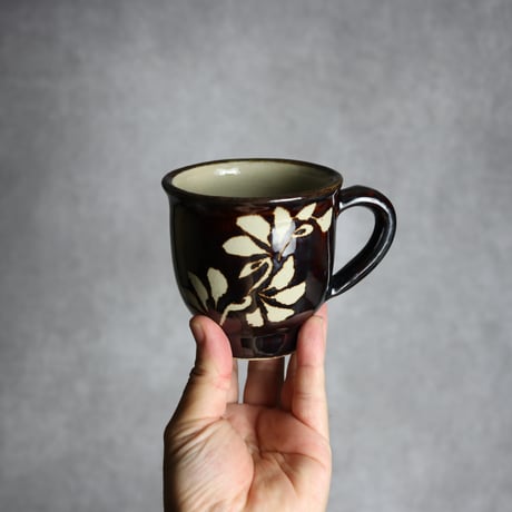 マグカップ 飴釉 蝋抜 唐草 やちむん 陶器 真南風工房:7011022