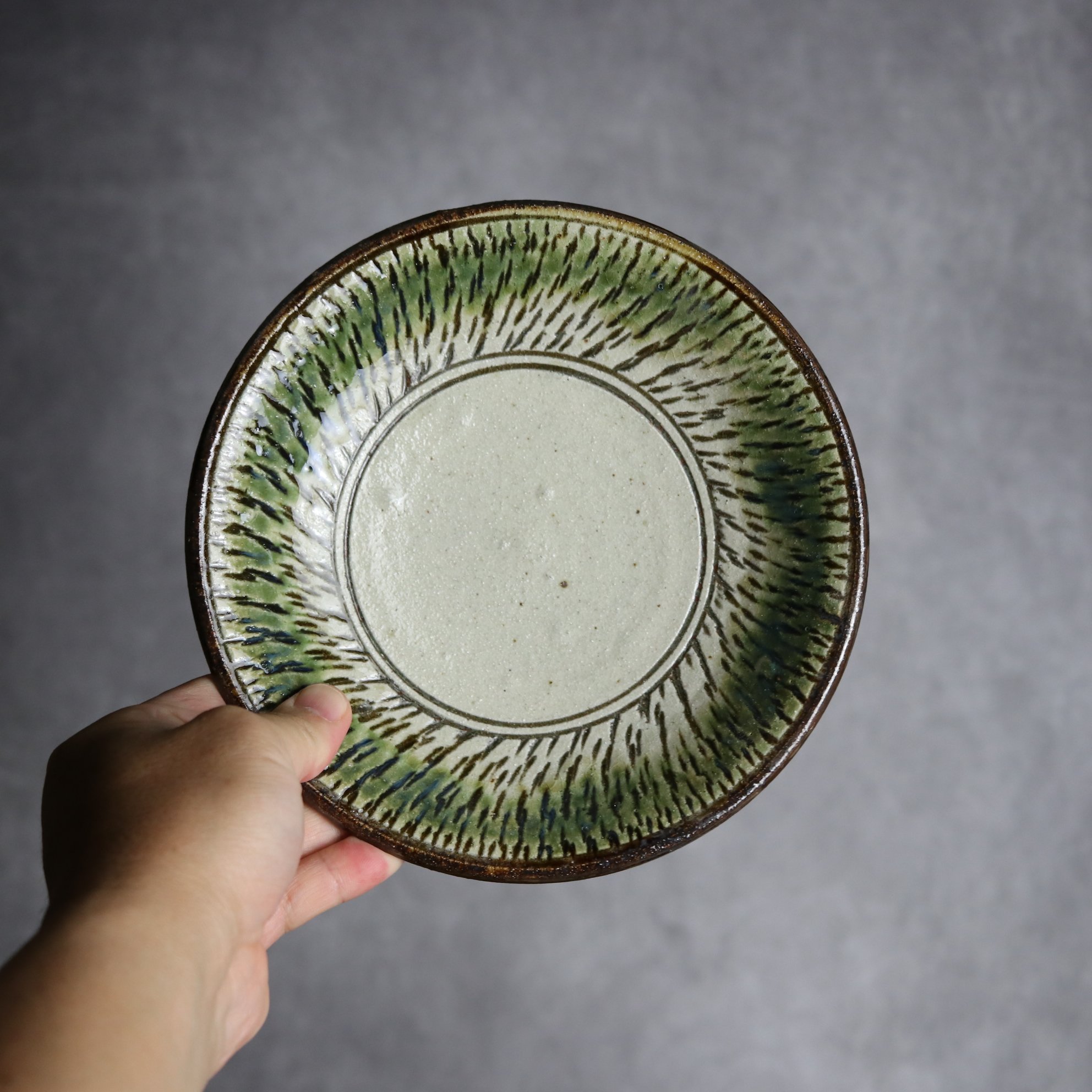 6寸皿2 緑釉 飛鉋 やちむん 陶器 榮一工房:7013016 | MADE IN OKINA