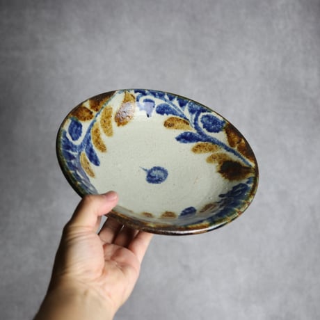 7寸皿1 飴 呉須釉 唐草 やちむん 陶器 榮一工房:7013020