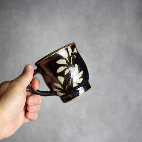 マグカップ 飴釉 蝋抜 唐草 やちむん 陶器 真南風工房:7011022