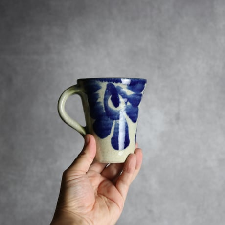 Vマグ大1 呉須釉 菊花唐草 やちむん 陶器 北窯 松田共司工房:7004030