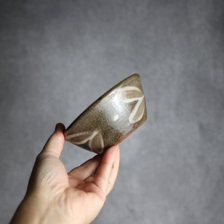 4寸鉢1 飴 呉須釉 点打 やちむん 陶器 漂窯:7010012