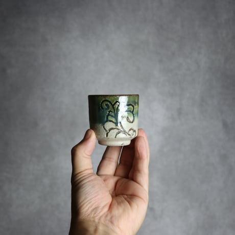 ぐい呑2 緑釉 線彫唐草 やちむん 陶器 榮一工房:7013170