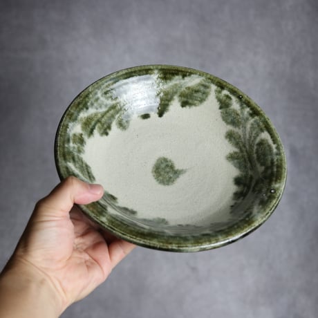 7寸皿1 黒呉須釉 唐草 やちむん 陶器 榮一工房:7013020