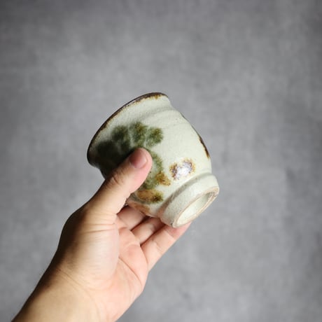 湯呑2 飴 黒呉須釉 唐草  やちむん 陶器 榮一工房:7013078