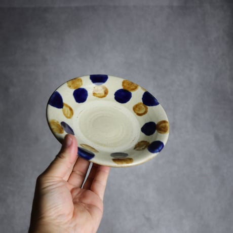 5寸皿2 飴 呉須釉 点打 やちむん 陶器 漂窯:7010004