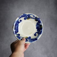 5寸皿2 飴 呉須釉 菊花唐草 やちむん 陶器 漂窯:7010004