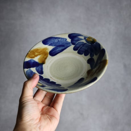 6寸皿1 飴 呉須釉 菊花双葉 やちむん 陶器 漂窯:7010006