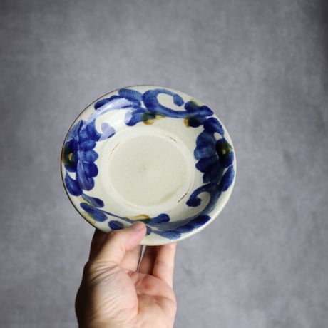 5寸皿2 飴 呉須釉 菊花唐草 やちむん 陶器 漂窯:7010004