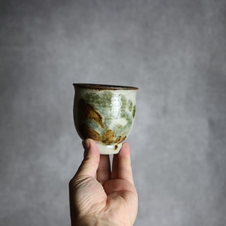 湯呑1 飴 黒呉須釉 唐草  やちむん 陶器 榮一工房:7013078