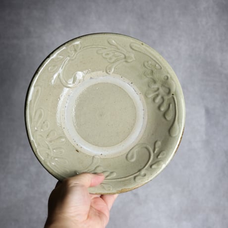 7寸皿1 白釉 イッチン 唐草 やちむん 陶器 北窯 宮城正享工房:7005007