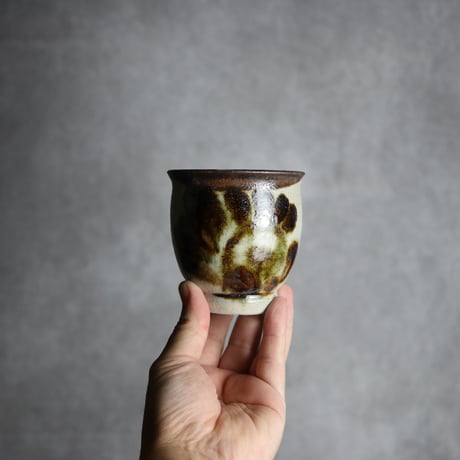湯呑1 黒呉須釉 唐草  やちむん 陶器 榮一工房:7013078