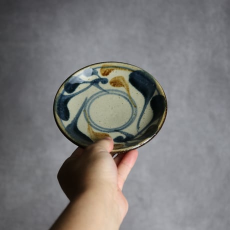 5寸皿 唐草模様 紺 茶 やちむん 陶器 陶芸こまがた:7006010