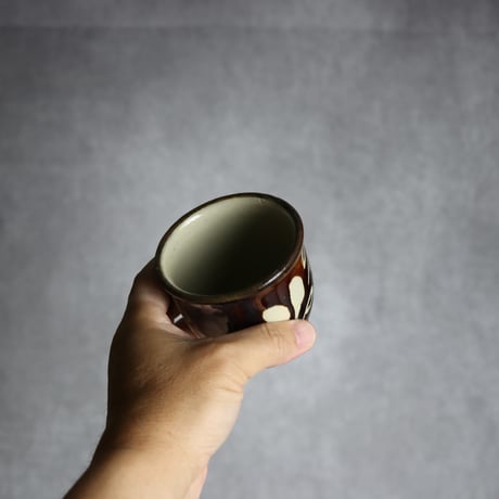 湯呑 飴釉 蝋抜 唐草 やちむん 陶器 真南風工房:7011021