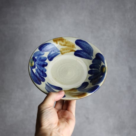 6寸皿2 飴 呉須釉 菊花双葉 やちむん 陶器 漂窯:7010006