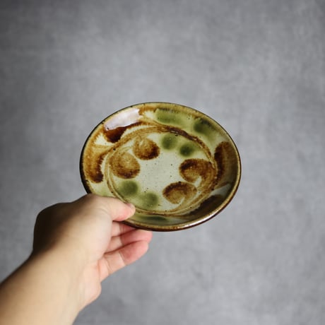 5寸皿 デイゴ唐草 緑 茶 やちむん 陶器 陶芸こまがた:7006013