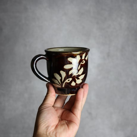 マグカップ 飴釉 蝋抜 唐草 やちむん 陶器 真南風工房:7011022