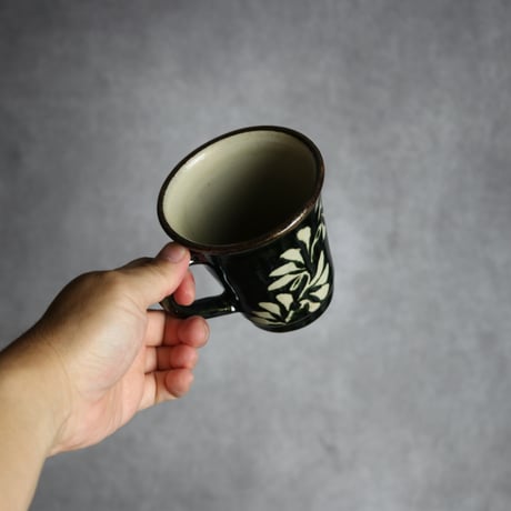 広口マグカップ 呉須釉 蝋抜 唐草 やちむん 陶器 真南風工房:7011025