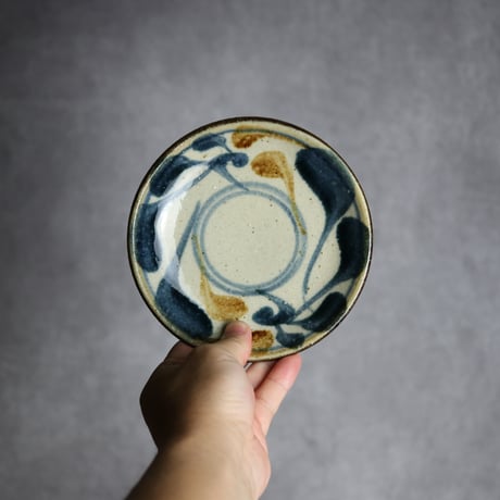 5寸皿 唐草模様 紺 茶 やちむん 陶器 陶芸こまがた:7006010