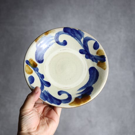 6寸皿1 飴 呉須釉 唐草 やちむん 陶器 漂窯:7010006