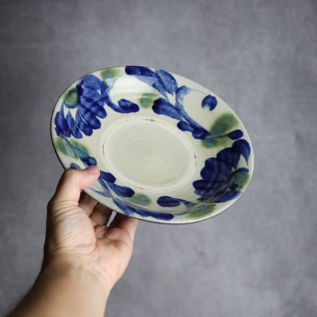 7寸皿1 呉須 緑釉 菊花唐草 やちむん 陶器 漂窯:7010007