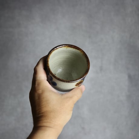 湯呑1 飴 呉須釉 唐草  やちむん 陶器 榮一工房:7013078