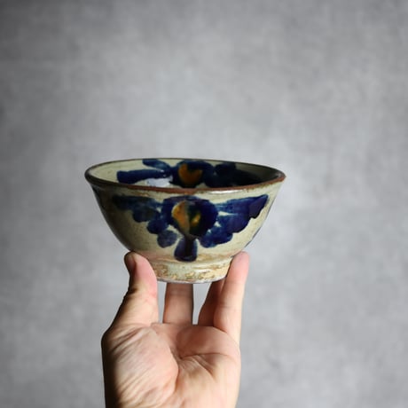 4寸マカイ3 呉須 飴釉 菊花唐草 やちむん 陶器 北窯 宮城正享工房:7005014