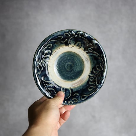 5寸皿1 呉須釉 イッチン 唐草 やちむん 陶器 北窯 宮城正享工房:7005004