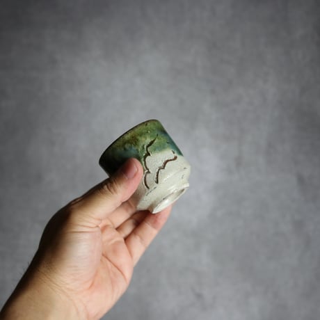 ぐい呑2 緑釉 線彫唐草 やちむん 陶器 榮一工房:7013170
