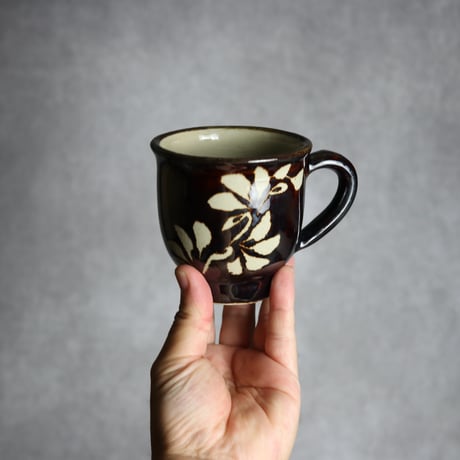 マグカップ 飴釉 蝋抜 唐草 やちむん 陶器 真南風工房:7011022