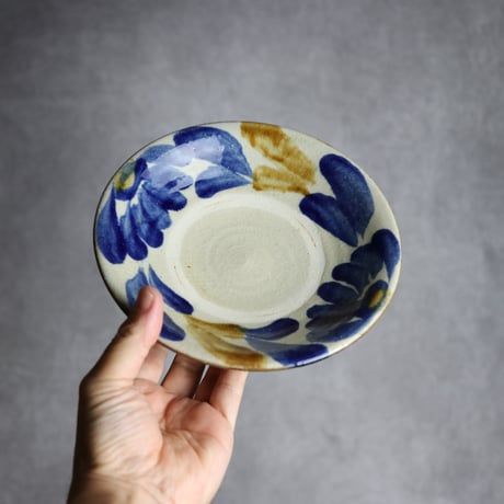6寸皿2 飴 呉須釉 菊花双葉 やちむん 陶器 漂窯:7010006