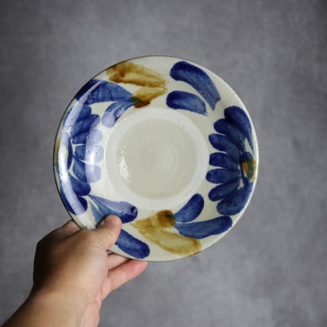 6寸皿1 飴 呉須釉 菊花双葉 やちむん 陶器 漂窯:7010006