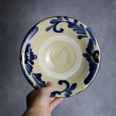 7寸皿1 呉須 飴釉 菊花唐草 やちむん 陶器 北窯 宮城正享工房:7005007