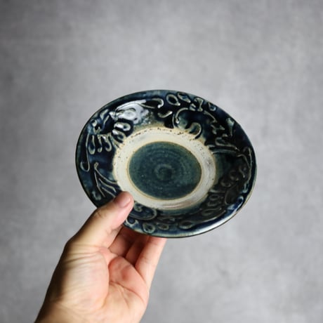 5寸皿1 呉須釉 イッチン 唐草 やちむん 陶器 北窯 宮城正享工房:7005004