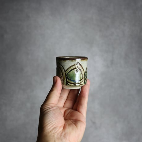 ぐい呑1 緑釉 線彫草紋 やちむん 陶器 榮一工房:7013170