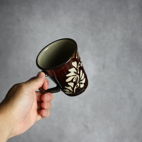 広口マグカップ 飴釉 蝋抜 唐草 やちむん 陶器 真南風工房:7011025
