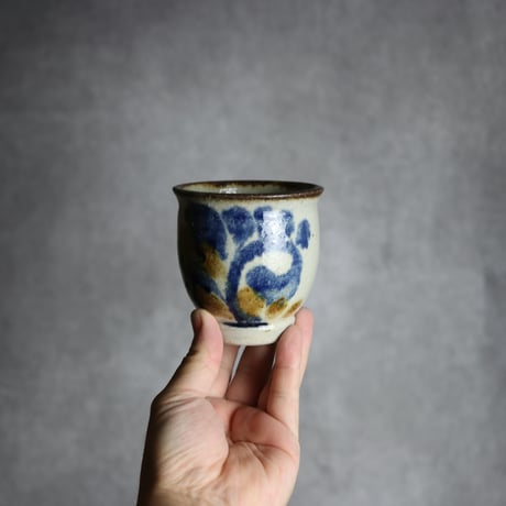 湯呑2 飴 呉須釉 唐草  やちむん 陶器 榮一工房:7013078