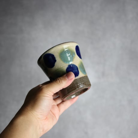 Vカップ1 呉須 緑釉 点打 やちむん 陶器 漂窯:7010032