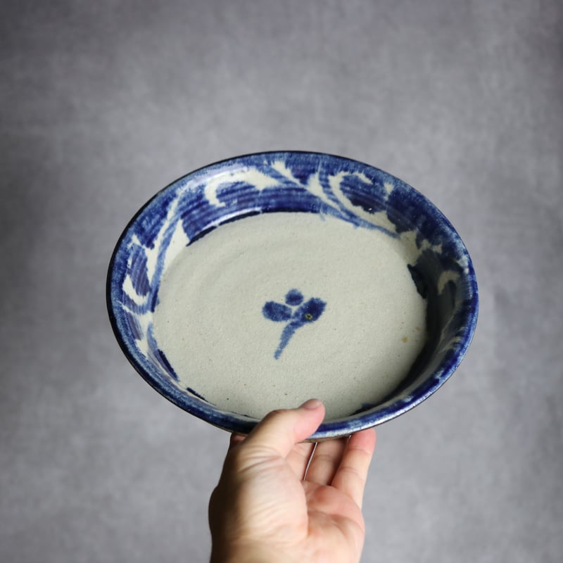 7寸平皿1 呉須釉 唐草 やちむん 陶器 榮一工房:7013021 | MADE IN OKI